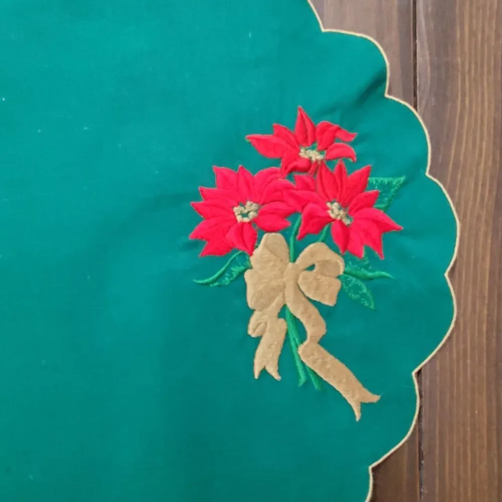 Oval Doily Placemat Green Embroidery Scalloped Poinsettias Christmas 12x18